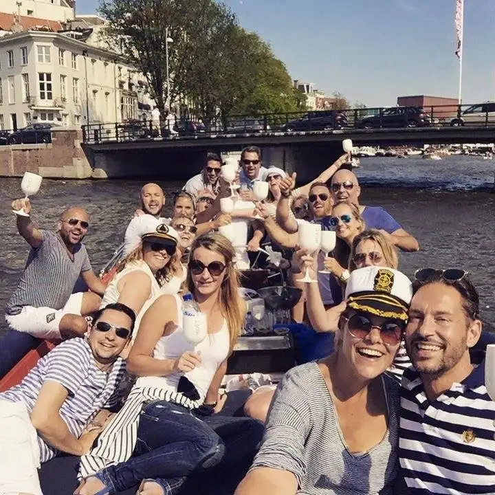 Gasten proosten tijdens privé rondvaart