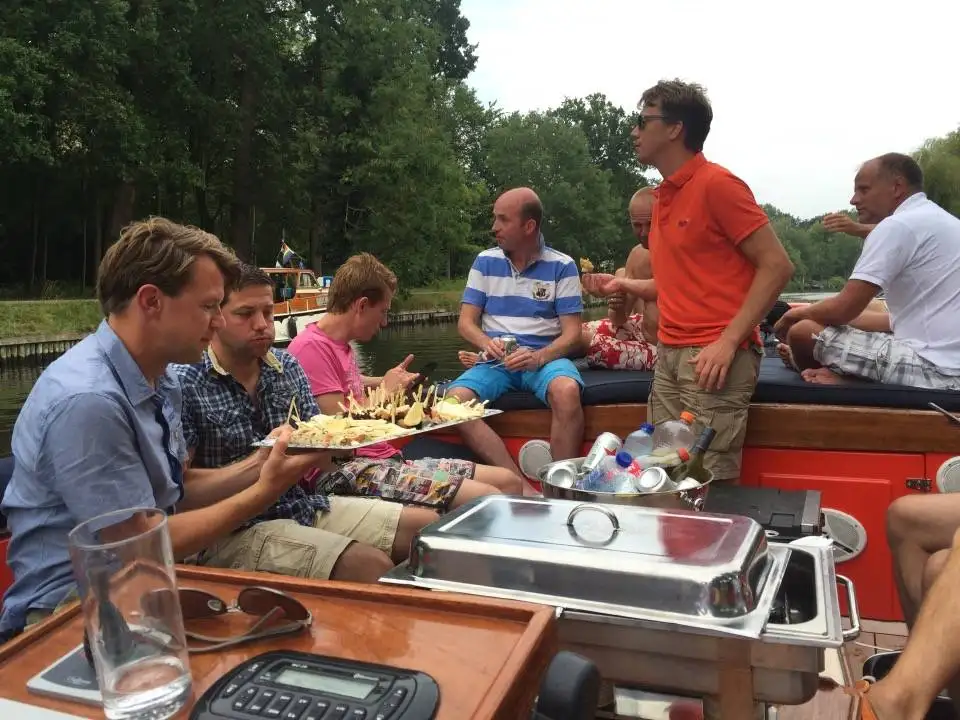 Tapas genieten op de sloep in Loosdrecht