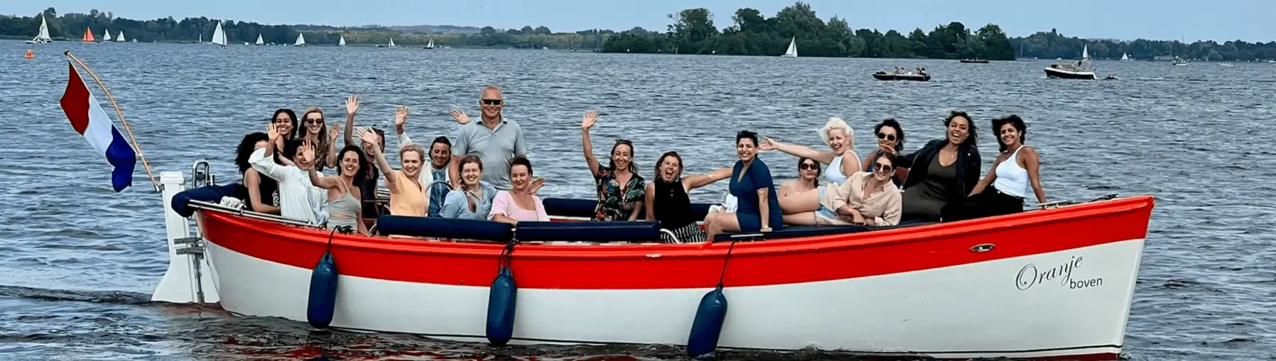 Gasten zwaaien tijdens privé rondvaart