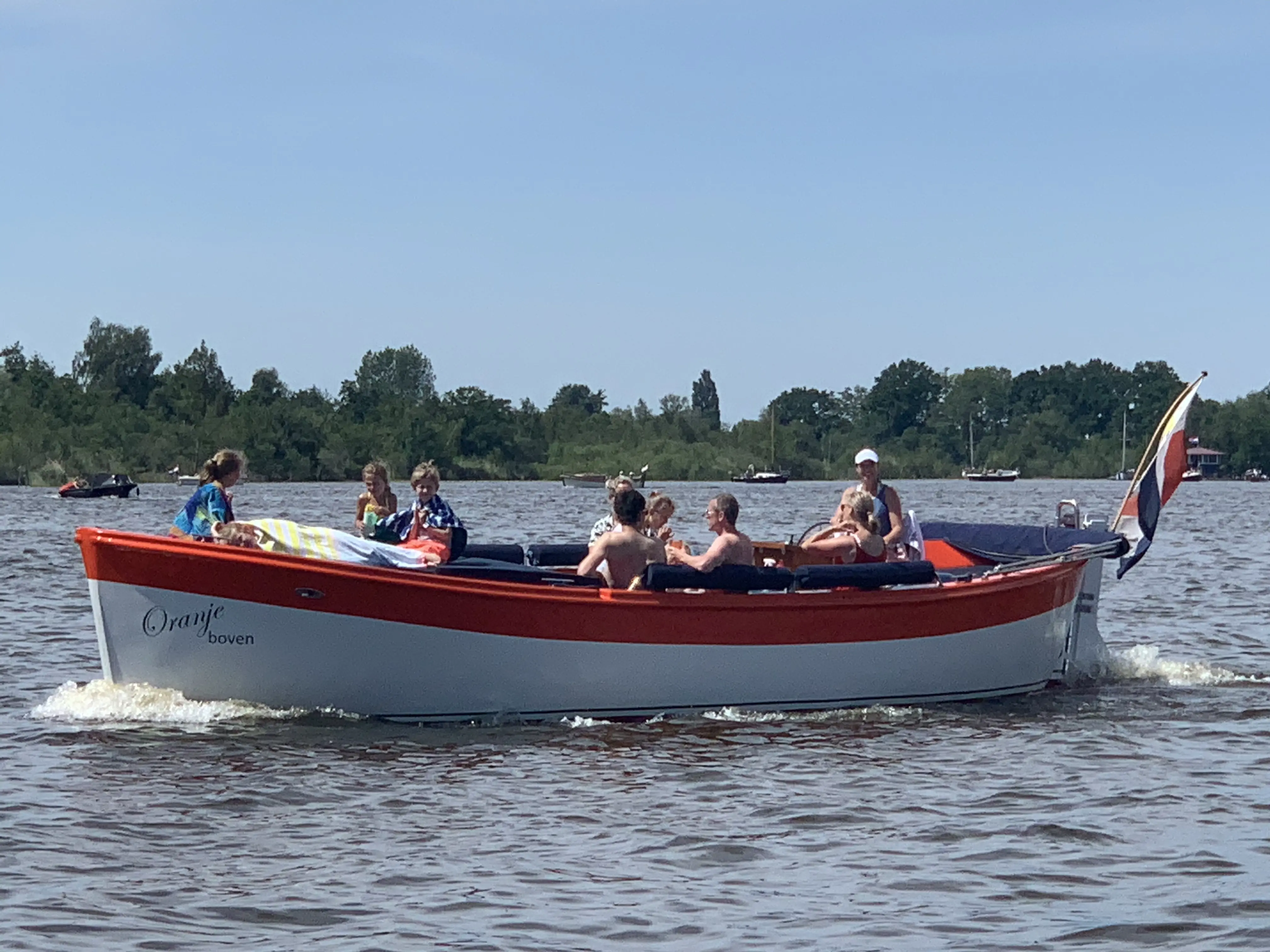 Gezinsuitje op de sloep in Loosdrecht – boot huren met schipper