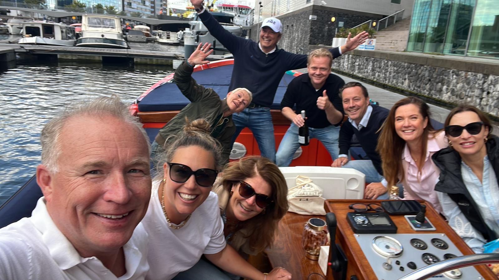 Groepsselfie tijdens privé rondvaart op de sloep