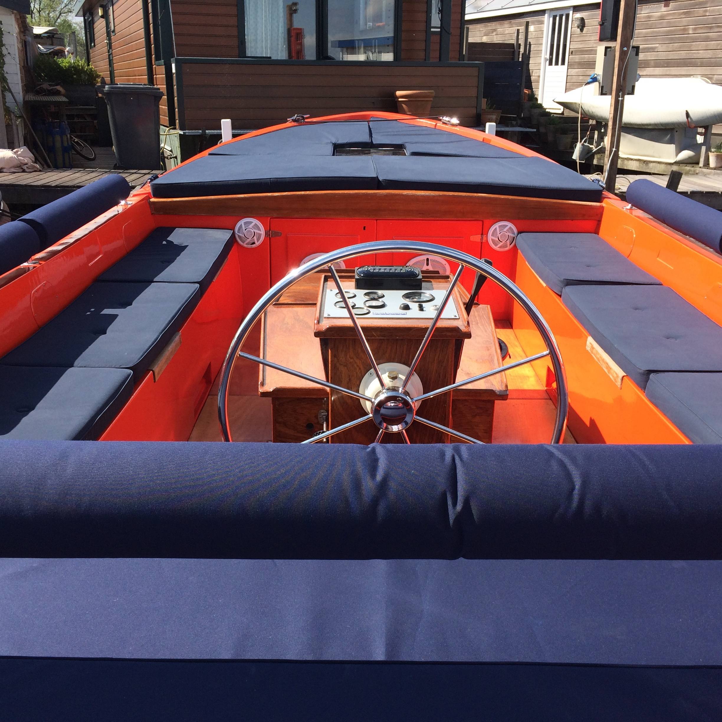 Gezelligheid op de privé sloep in Loosdrecht