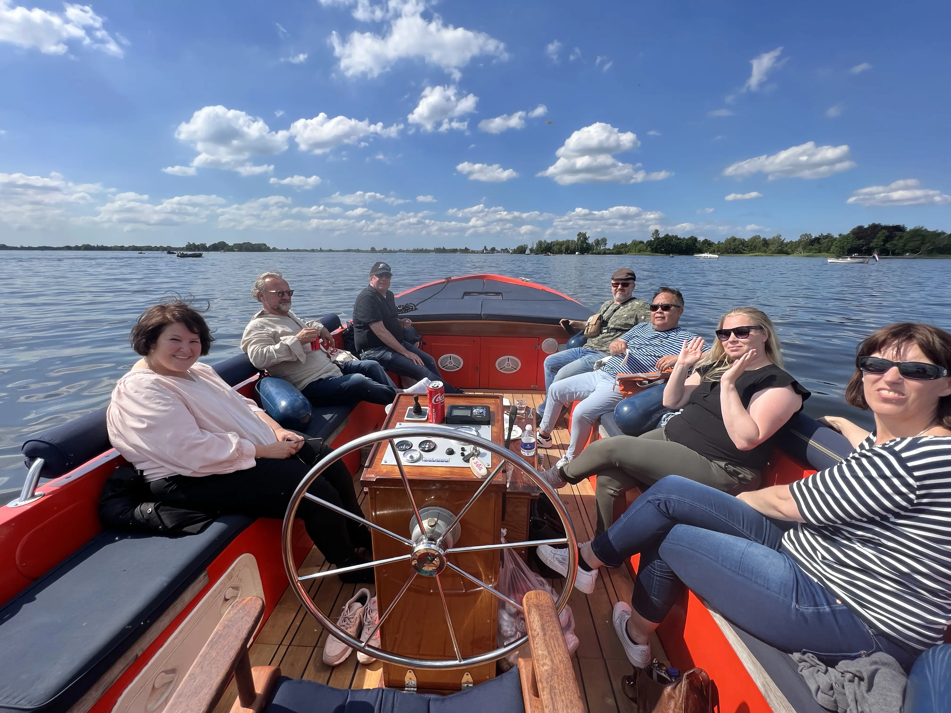 Collega's genieten van teamuitje op luxe sloep Heerlijkdagje – varen op de Vecht met schipper