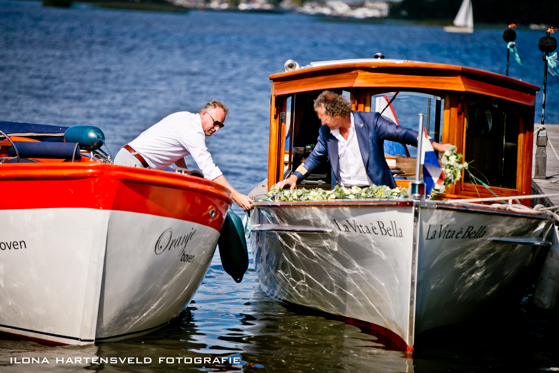 Sloepen Oranje Boven en La Vita è Bella in de haven van Loosdrecht