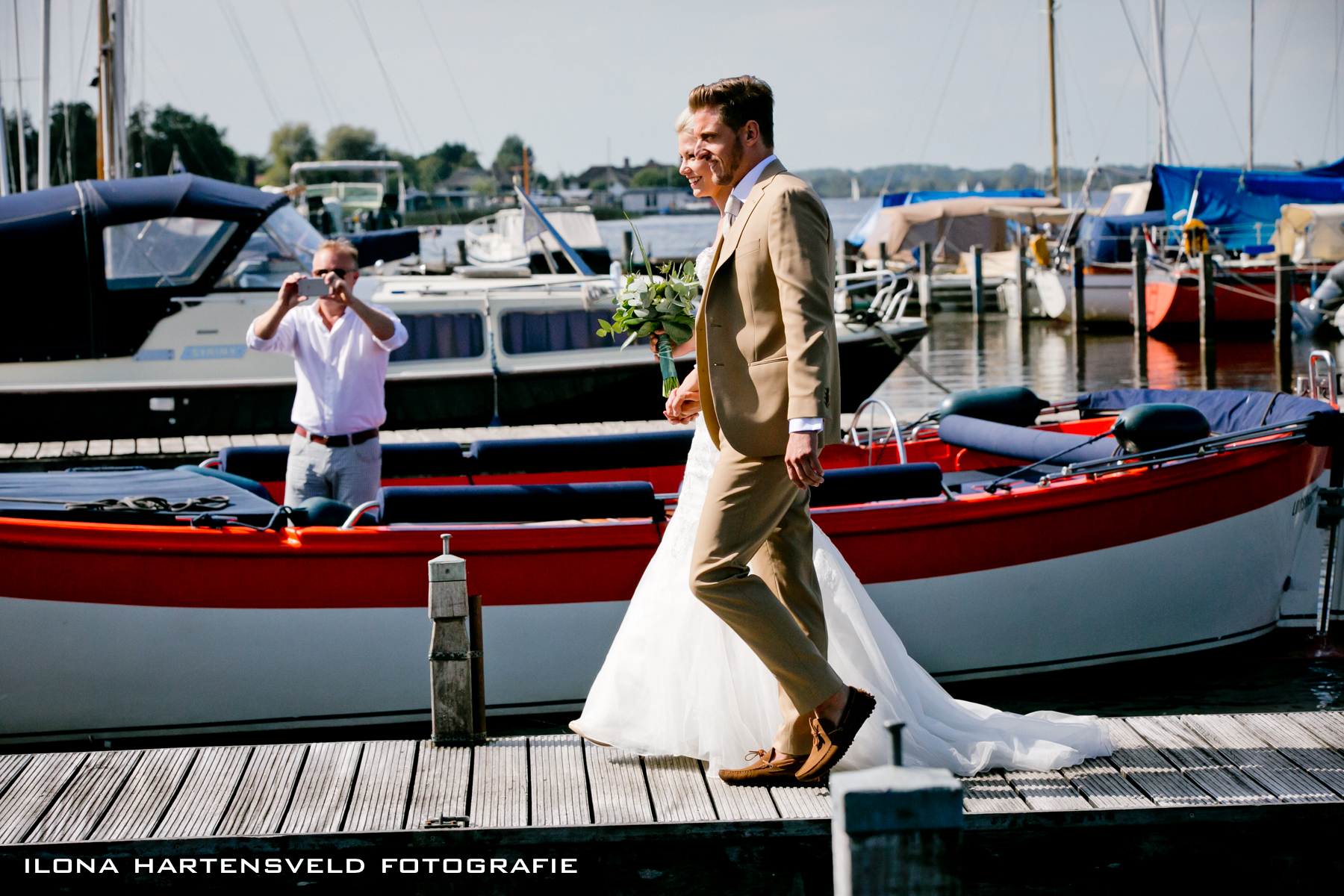 Trouwen op het water – bruidspaar bij de sloep in Loosdrecht