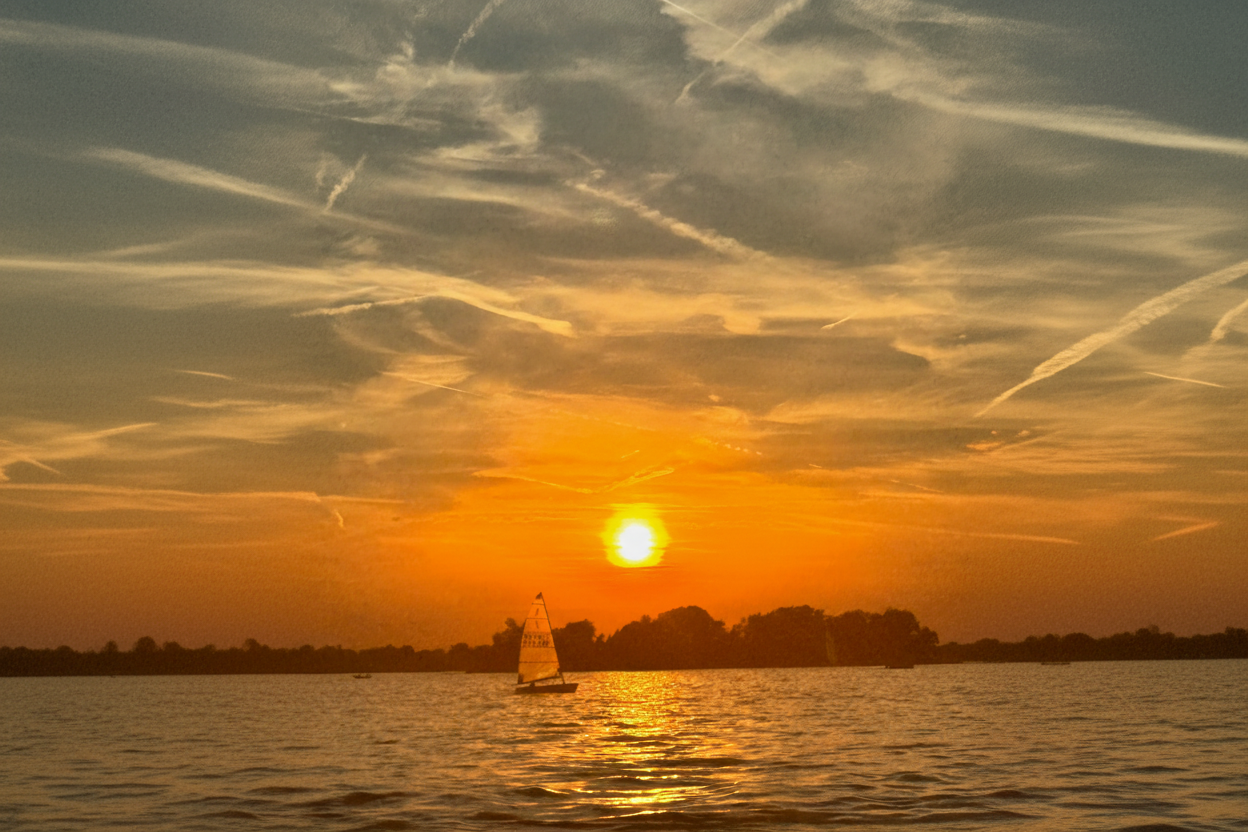 Zonsondergang met zeilboot op de Loosdrechtse Plassen