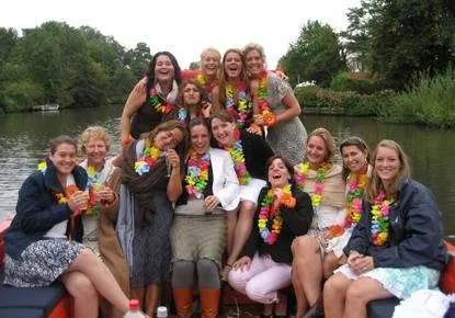 Groep vriendinnen op luxe sloep Heerlijkdagje – varen op de Vecht met schipper tijdens vrijgezellenfeest