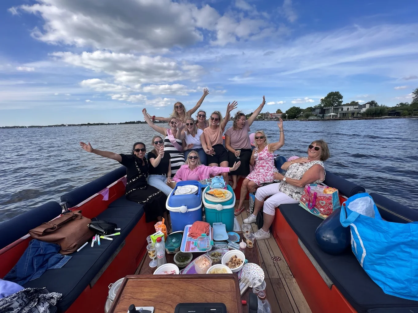 Vrijgezellenfeest op luxe sloep Loosdrecht 12 personen – vriendinnen vieren feest op het water