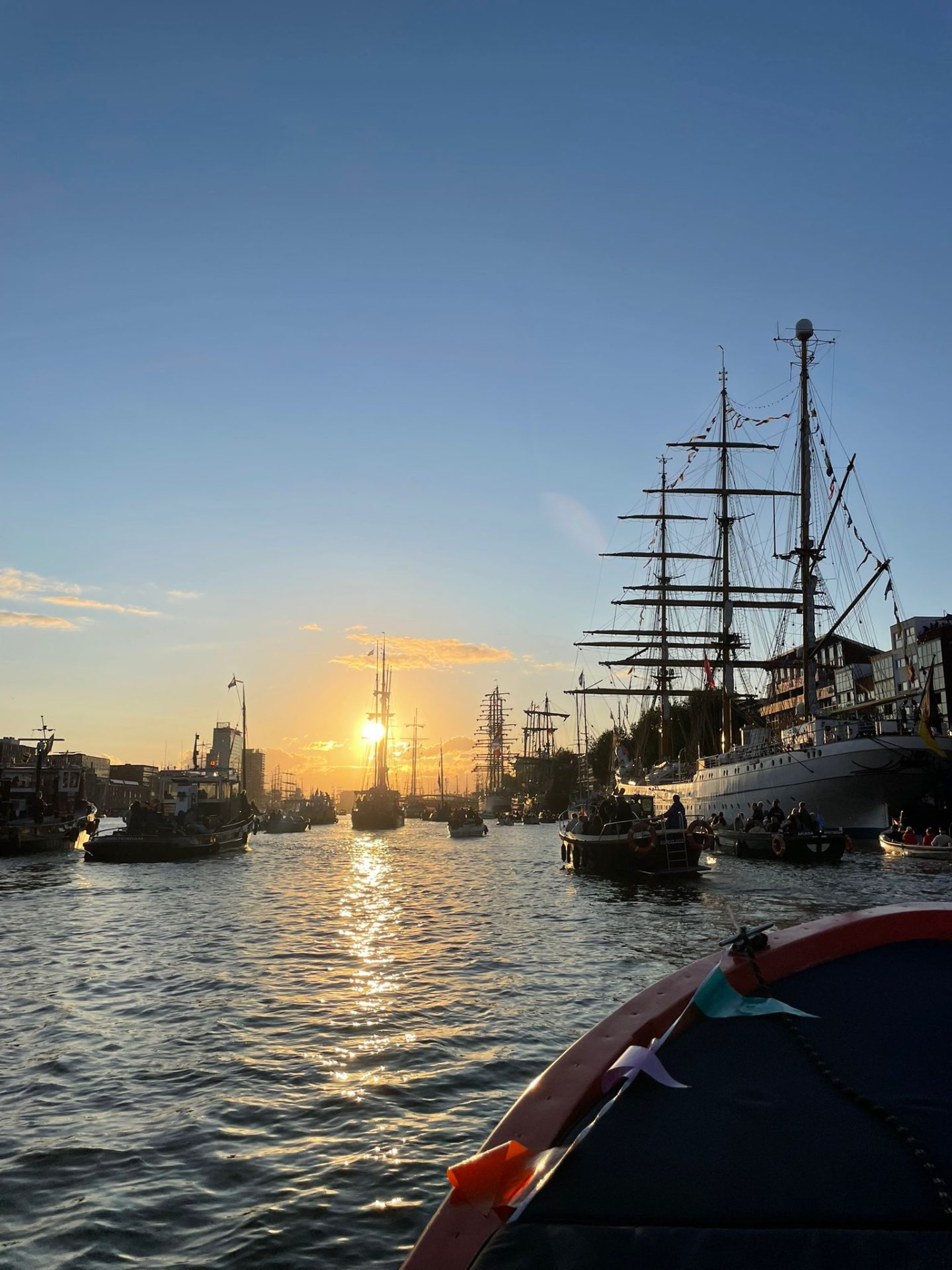 Zonsondergang in de haven van Loosdrecht